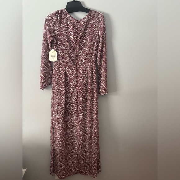 NWT Altar’d State maxi dress. Size small maroon/white. Sheer with liner. - Picture 5 of 9